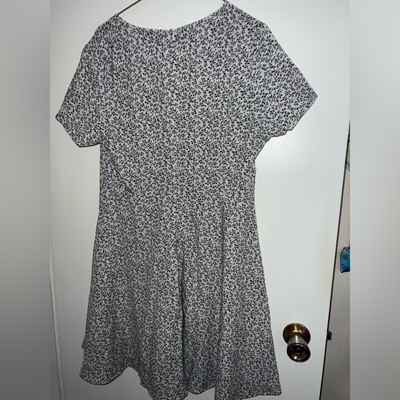 Casual dress with back zipper closure. With light decorative print. - Picture 3 of 6